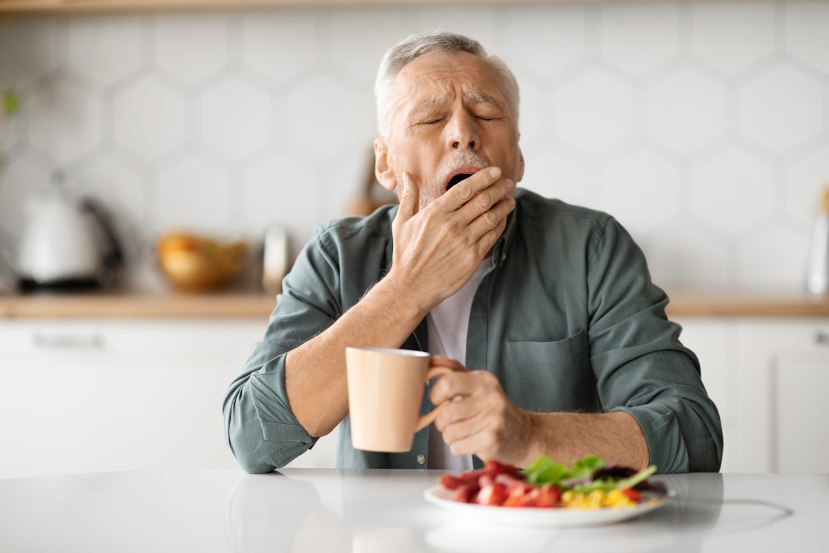 grand-père baille dans la cuisine